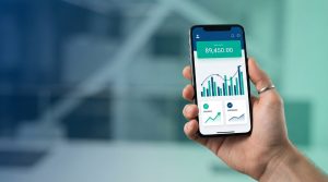 Persona consulta el saldo de su teléfono móvil en una app en Venezuela